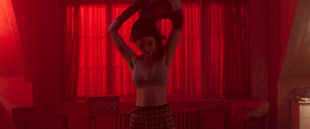 Thomasin McKenzie sexy, Anya Taylor-Joy sexy – Last Night in Soho (2021)