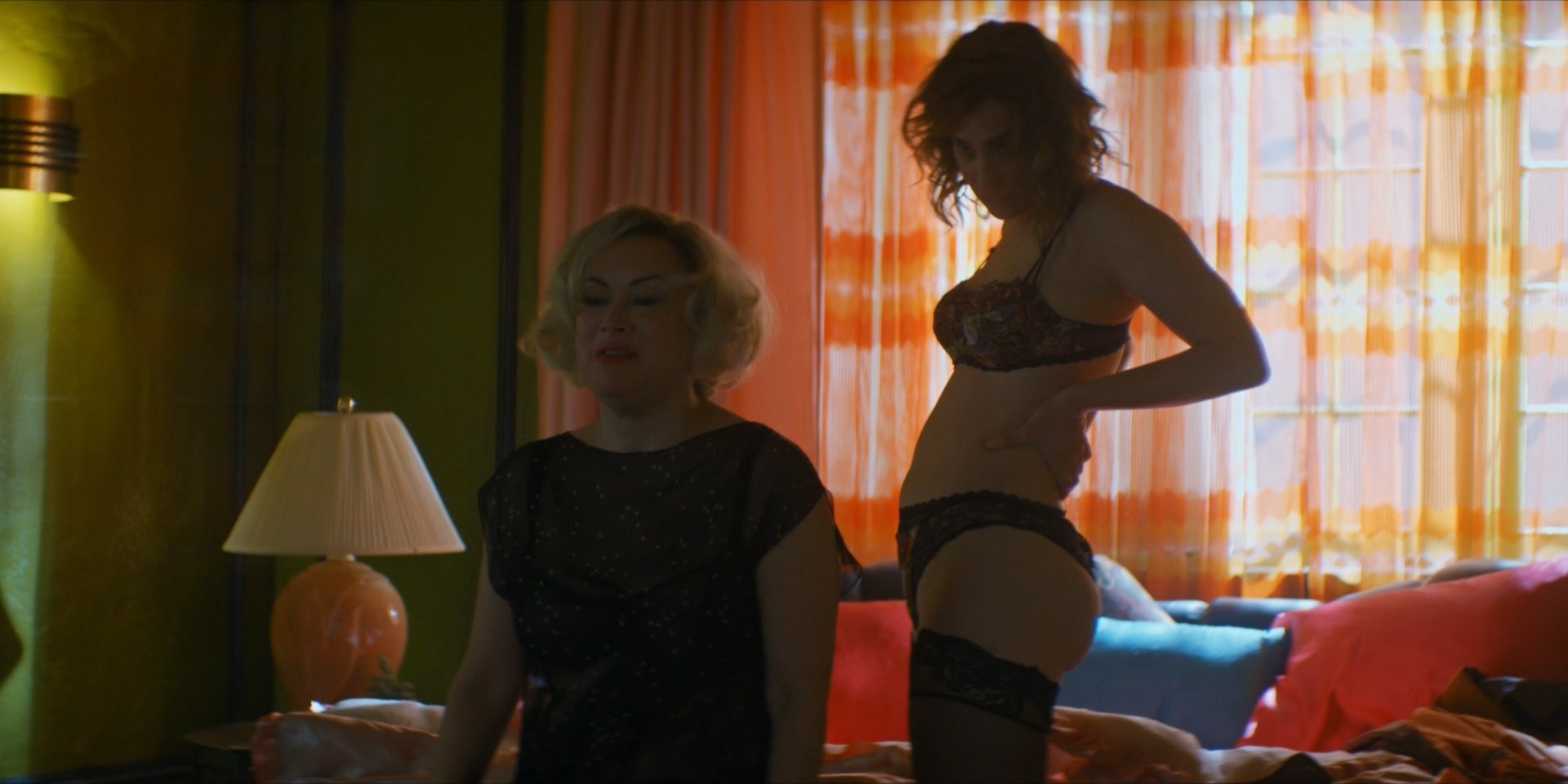 Jennifer Tilly sexy, Fiona Dourif sexy – Chucky s01e05 (2021)