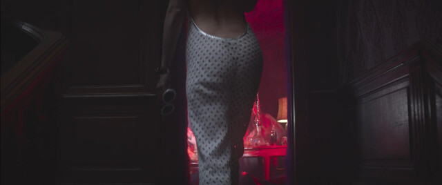 Erika Sainte sexy – Moonwalkers (2015)