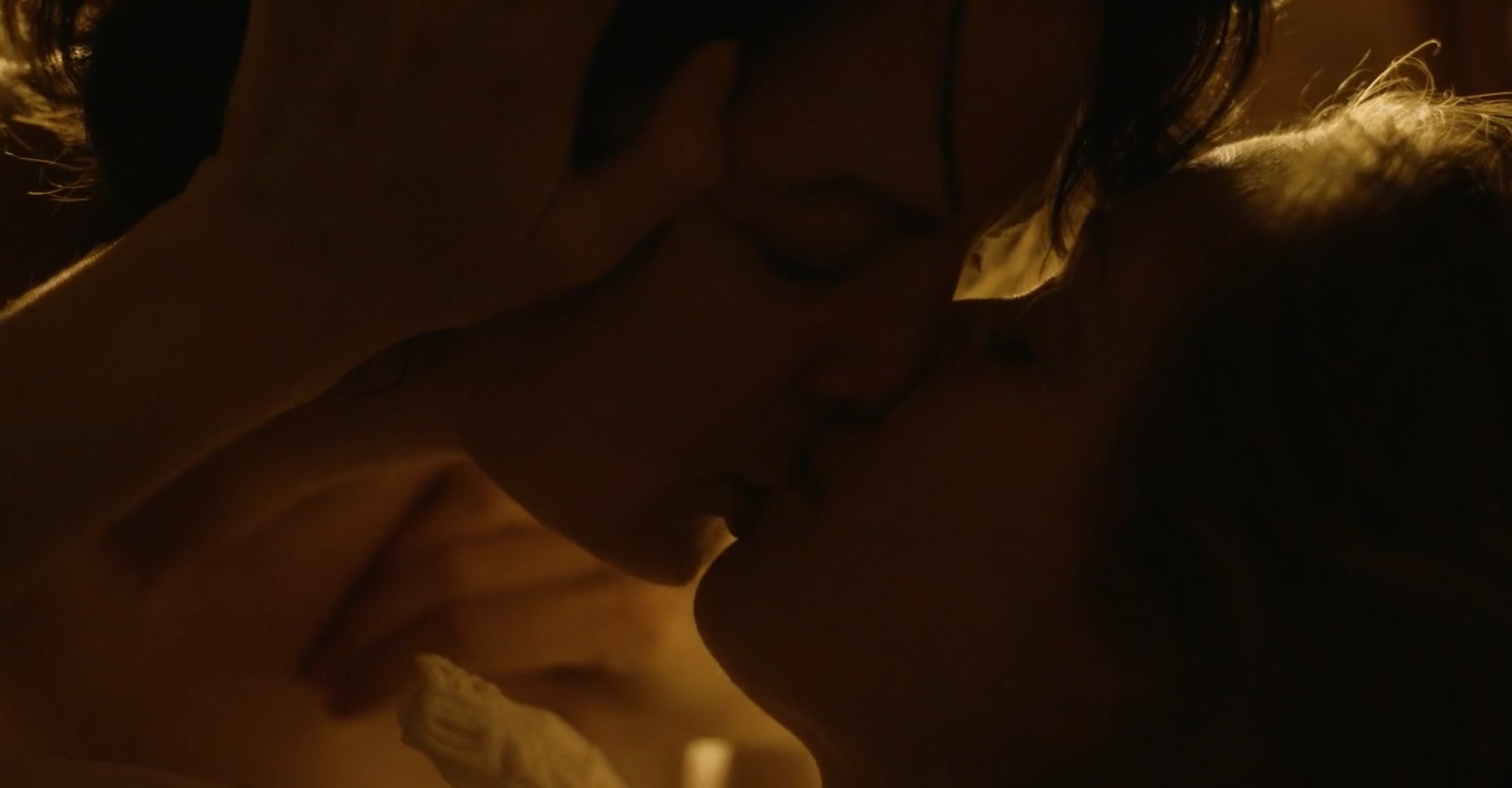 Virginia Newcomb sexy, Whitney Hamilton nude – Union (2018)