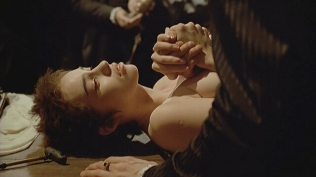 Beatrice Dalle nude, Corinne Touzet nude – La visione del sabba (1988)