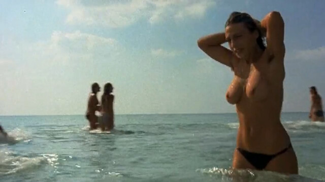 Christiana Borghi nude, Elisabetta Valgiusti nude – Midnight Blue (1979)