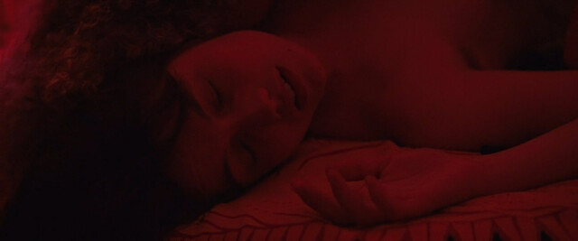 Ella-Rae Smith sexy, Nell Barlow sexy – Sweetheart (2021)