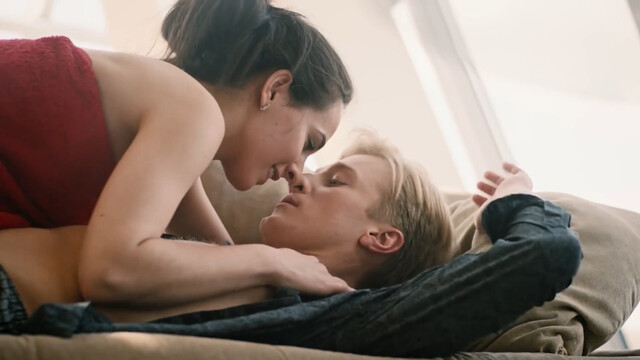 Darya Egorova sexy, Evgeniya Vais sexy – Schaste iz oskolkov s01e01-02 (2017)