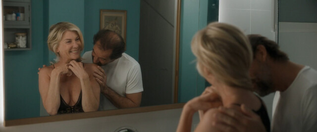 Alice de Lencquesaing nude, Michele Laroque sexy – Chacun chez soi (2020)