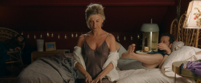 Alice de Lencquesaing nude, Michele Laroque sexy – Chacun chez soi (2020)