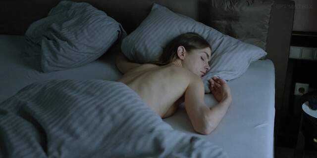 Caroline Hartig sexy, Hannah Hoekstra nude – Blackout s01e02 (2021)