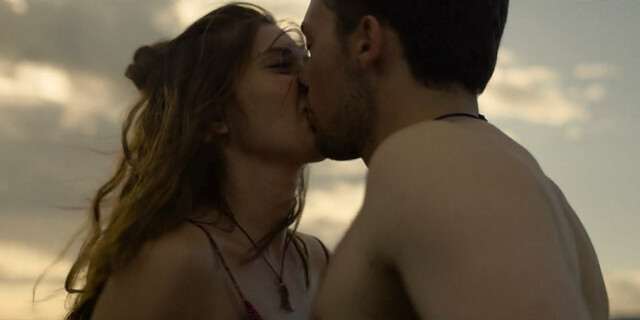 Caroline Hartig sexy, Hannah Hoekstra nude – Blackout s01e02 (2021)