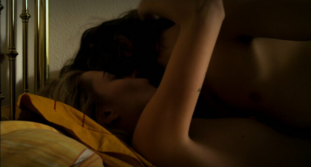Sveva Alviti nude, Alessia Piovan nude, Antonia Liskova sexy, Maria Grazia Cucinotta nude – Cam Girl (2014)