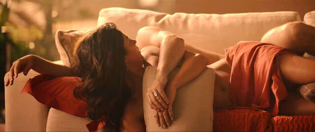 Carol Castro sexy, Roberta Rodrigues sexy – Dois Mais Dois (2021)