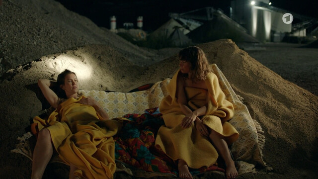 Wolke Hegenbarth nude, Kathrin von Steinburg nude – Toni, mannlich, Hebamme s01e05 (2021)