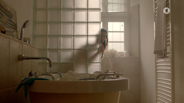 Wolke Hegenbarth nude, Kathrin von Steinburg nude – Toni, mannlich, Hebamme s01e05 (2021)