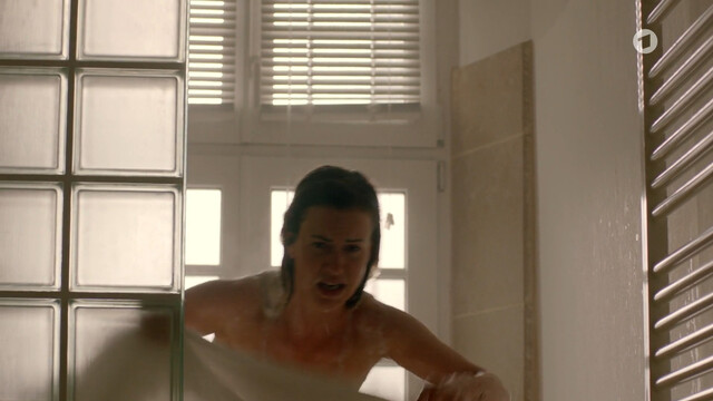 Wolke Hegenbarth nude, Kathrin von Steinburg nude – Toni, mannlich, Hebamme s01e05 (2021)