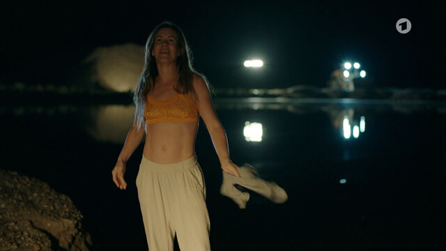 Wolke Hegenbarth nude, Kathrin von Steinburg nude – Toni, mannlich, Hebamme s01e05 (2021)