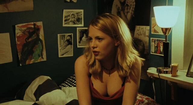 Alexandra Dahlstrom sexy, Rebecka Liljeberg sexy – Fucking Amal (1998)