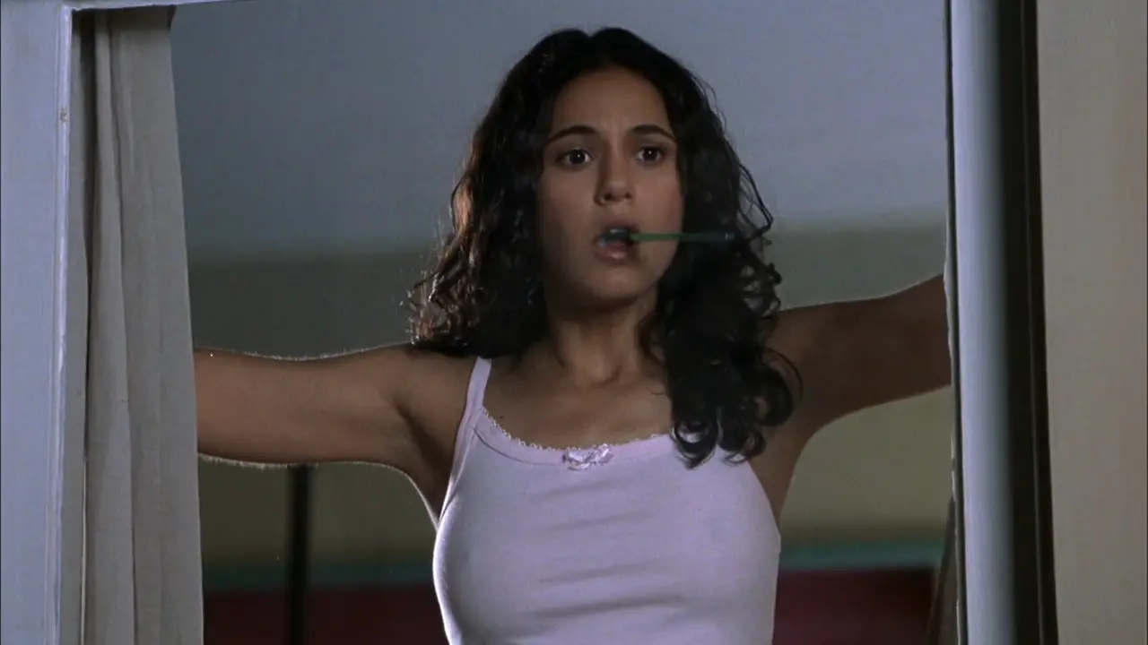 Emmanuelle Chriqui sexy – Snow Day (2000)