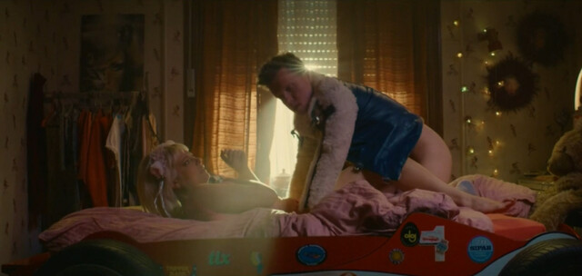 Laura Sepul nude, Gemi Diallo sexy, Sophie Breyer sexy – Baraki s01e01e02e08 (2021)