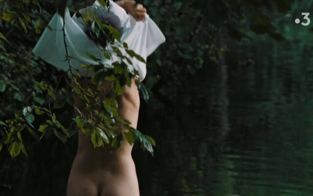 Delia Espinat-Dief nude – Les grandes decouvertes (2020)