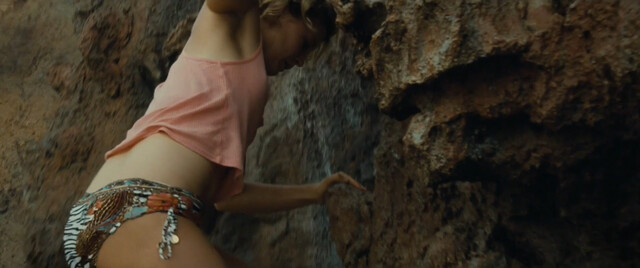 Vicky Krieps sexy, Thomasin McKenzie sexy, Abbey Lee sexy, Alejandra Useche nude – Old (2021)