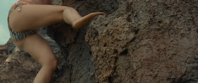 Vicky Krieps sexy, Thomasin McKenzie sexy, Abbey Lee sexy, Alejandra Useche nude – Old (2021)