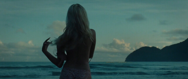 Vicky Krieps sexy, Thomasin McKenzie sexy, Abbey Lee sexy, Alejandra Useche nude – Old (2021)