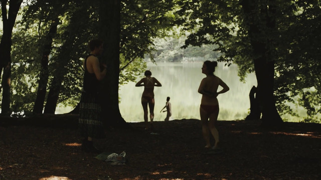 Linn Reusse sexy, Zarina Zoller sexy – In pochenden Zellen (2016)