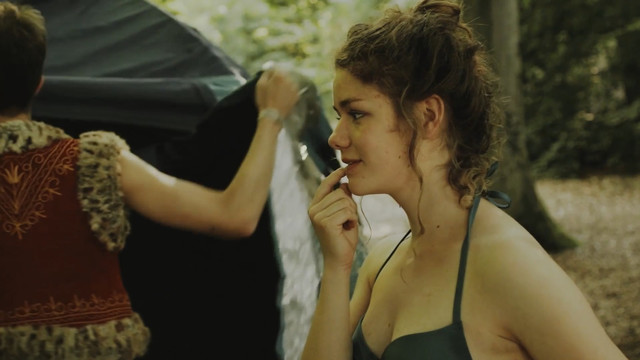 Linn Reusse sexy, Zarina Zoller sexy – In pochenden Zellen (2016)