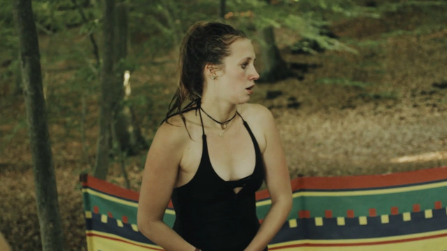 Linn Reusse sexy, Zarina Zoller sexy – In pochenden Zellen (2016)