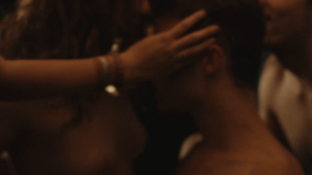 Linn Reusse sexy, Zarina Zoller sexy – In pochenden Zellen (2016)
