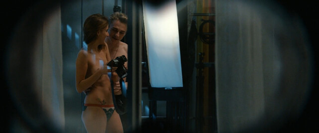 Sydney Sweeney nude, Cait Alexander nude, Natasha Liu Bordizzo nude, Blessing Adedijo nude – The Voyeurs (2021)