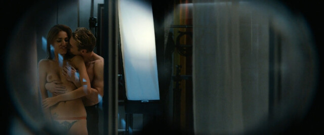 Sydney Sweeney nude, Cait Alexander nude, Natasha Liu Bordizzo nude, Blessing Adedijo nude – The Voyeurs (2021)