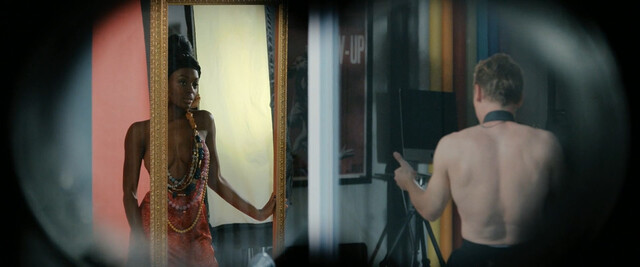 Sydney Sweeney nude, Cait Alexander nude, Natasha Liu Bordizzo nude, Blessing Adedijo nude – The Voyeurs (2021)