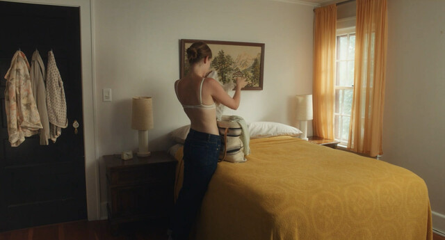 Nathalie Love nude, Lindsay Burdge sexy – Up the River (2015)