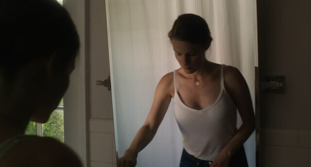 Nathalie Love nude, Lindsay Burdge sexy – Up the River (2015)