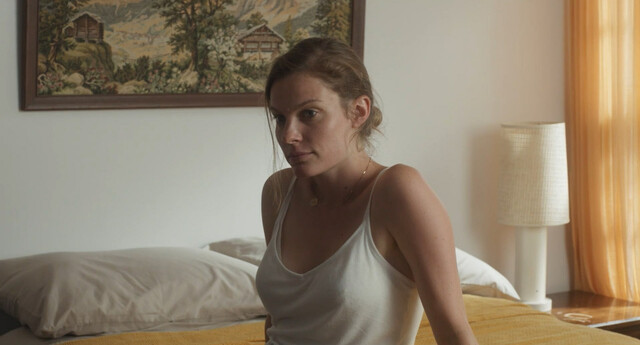 Nathalie Love nude, Lindsay Burdge sexy – Up the River (2015)
