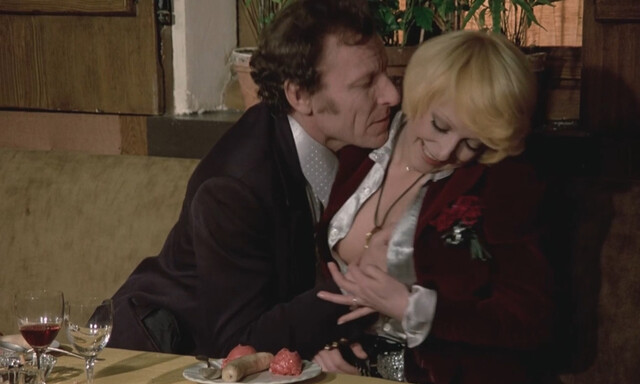 Sydne Rome nude, Karin Albin nude, Mylene Demongeot nude – Il faut vivre dangereusement (1975)