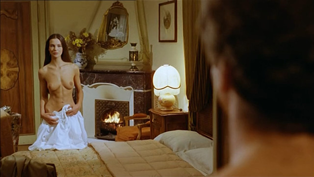 Carole Bouquet nude, Andrea Ferreol sexy – Il Cappotto di Astrakan (1979)