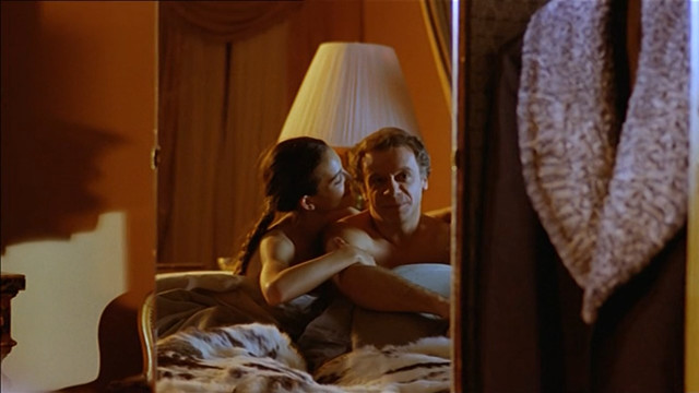 Carole Bouquet nude, Andrea Ferreol sexy – Il Cappotto di Astrakan (1979)