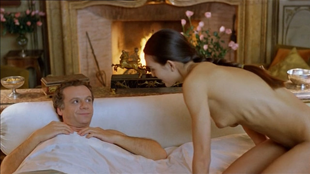 Carole Bouquet nude, Andrea Ferreol sexy – Il Cappotto di Astrakan (1979)