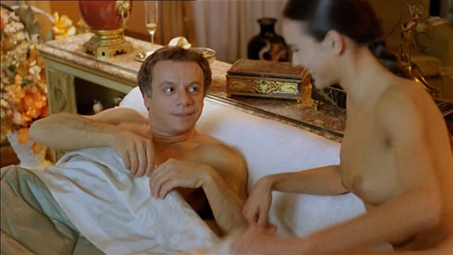Carole Bouquet nude, Andrea Ferreol sexy – Il Cappotto di Astrakan (1979)