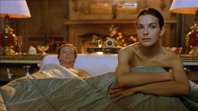 Carole Bouquet nude, Andrea Ferreol sexy – Il Cappotto di Astrakan (1979)