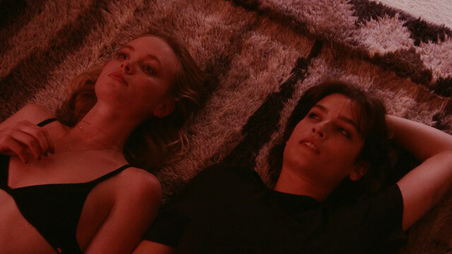 Matilda Kallstrom nude, Alma Jodorowsky nude – Threesome s01e01-08 (2021)
