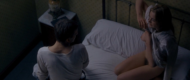 Kate Winslet nude, Rachel Griffiths nude – Jude (1996)