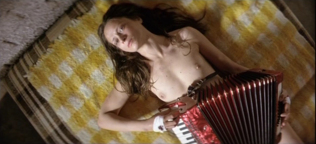 Sonja Savic nude, Mojca Fatur sexy – Odgrobadogroba (2005)