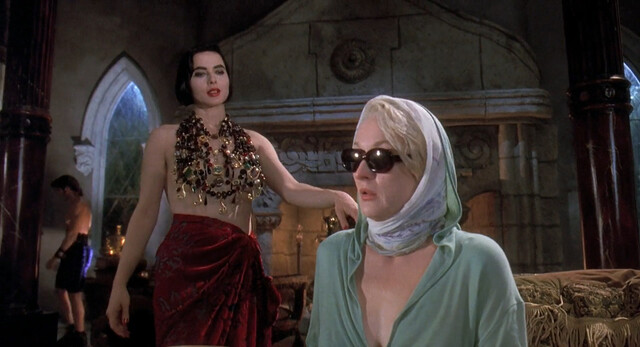 Isabella Rossellini sexy, Catherine Bell nude, Carrie Jean Yazel nude, Meryl Streep sexy, Goldie Hawn sexy – Death Becomes Her (1992)