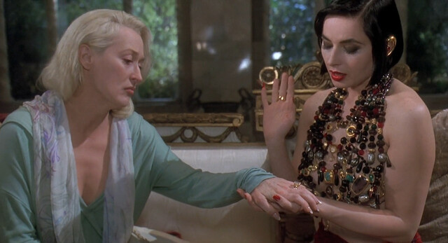 Isabella Rossellini sexy, Catherine Bell nude, Carrie Jean Yazel nude, Meryl Streep sexy, Goldie Hawn sexy – Death Becomes Her (1992)