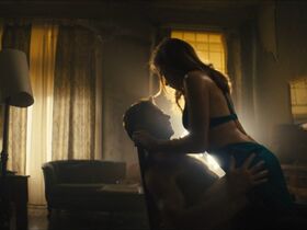 Rebecca Ferguson sexy, Thandiwe Newton sexy – Reminiscence (2021)