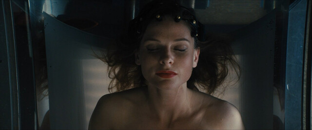 Rebecca Ferguson sexy, Thandiwe Newton sexy – Reminiscence (2021)