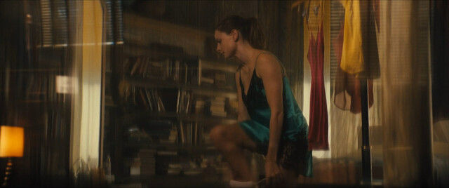 Rebecca Ferguson sexy, Thandiwe Newton sexy – Reminiscence (2021)