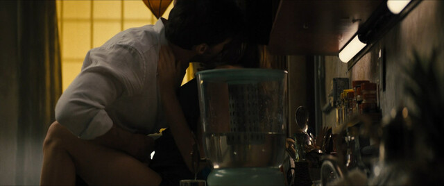 Rebecca Ferguson sexy, Thandiwe Newton sexy – Reminiscence (2021)